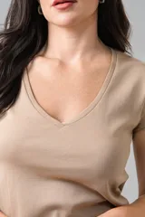 Remera de algodón color marrón, con cuello en V y mangas cortas con diseño de hombros caídos.