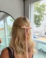 Par de hebillas para el pelo con moño de cinta de grogrén negro y tiras largas.