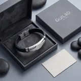 Pulsera masculina con diseño moderno que combina eslabones de acero inoxidable con una banda central de goma negra. Cuenta con un cierre de seguridad integrado.