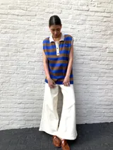 Chaleco sin mangas con cuello polo, tejido a rayas horizontales color azul y marrón.