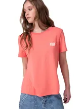 Remera salmón con el logo de la marca CAT impreso en el pecho, de manga corta y cuello redondo.