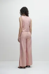 Pantalón ancho de lino metalizado color rosa, con cintura elastizada y tajos laterales en el ruedo.
