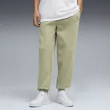 Pantalón de jogging Puma de corte holgado y diseño minimalista en color verde oliva. Presenta cintura elástica, bolsillos laterales y el logo de la marca bordado en la parte superior del muslo izquierdo. Los puños en los tobillos son elásticos para un ajuste cómodo.