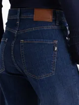 Jeans wide leg de denim azul oscuro, liviano y con leve elasticidad. De tiro medio y silueta amplia, con un aire pulido y versátil.