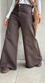 Jean de corte wide leg en color chocolate, confeccionado en denim con costuras verticales decorativas y ruedo deshilachado.