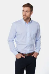 Camisa sport de hombre con diseño de rayas finas, cuello con botones y bolsillo frontal en el pecho.