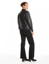 Campera estilo biker confeccionada en cuero sintético con paneles de neopreno en los laterales. Presenta cuello con solapas, cierre frontal cruzado, bolsillos inclinados y mangas largas con cierre metálico en los puños.