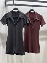 Catsuit corto color marrón chocolate, con cuello tipo chomba y cierre frontal con botones.