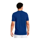 Remera deportiva Under Armour de manga corta, color azul con textura de rejilla. Presenta un diseño ergonómico con ventilación estratégica y construcción prácticamente sin costuras para mayor comodidad durante el entrenamiento.