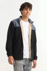 Campera de polar en color negro con detalles superiores en gris y forro interno de corderito en color beige. Posee cuello alto, cierre frontal y bolsillos laterales.