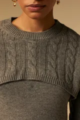 Sweater gris tejido con musculosa tejida lisa y sobre capa de buzo crop trenzado.