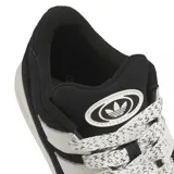 Championes Adidas Forum 2000 de estilo urbano, con diseño en bloques de color negro y blanco. Presentan las icónicas tres bandas laterales en blanco, cordones jaspeados y suela de goma blanca con el logo de la marca grabado.