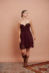 Vestido corto color vino de seda con escote corazón, breteles finos y falda con volados.