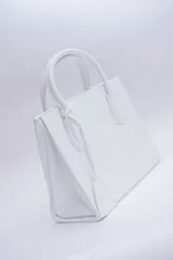 Cartera mediana de cuero blanco, con asa fija y correa regulable desmontable.