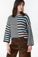Sweater de punto a rayas horizontales en color chocolate y crudo, con cuello redondo y diseño holgado.