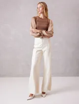 Pantalón de eco cuero negro, marca Elan, con pretina, cierre y broche interno. Presenta costura frontal en la pierna y bolsillos simulados en la parte trasera.