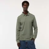 Remera tipo polo de manga larga en tejido de piqué, color verde, con cuello clásico y cierre frontal de tres botones.