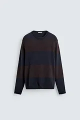 Jersey de punto de algodón con ajuste relajado, cuello redondo y manga larga. Presenta un diseño de rayas horizontales anchas en tonos azul marino y marrón oscuro.