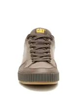 Championes Cat modelo Axiom, de estilo urbano en color marrón con acabado desgastado. Presentan diseño de cordones, suela de goma texturizada y logo de la marca en el lateral y la lengüeta.