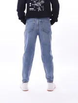 Jeans de corte mom fit en color azul claro, con tiro alto y diseño clásico de cinco bolsillos.
