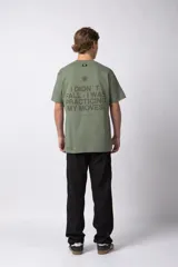 Remera oversize de algodón premium color verde militar, con estampado minimalista en el frente y una gráfica protagonista en la espalda.