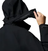 Impermeable Columbia modelo Amaze Trench Rain de color negro, con capucha desmontable y cierre frontal de botones.