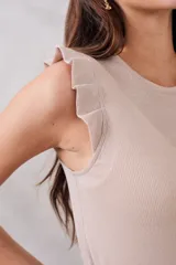 Musculosa color crudo de lurex, con cuello redondo y mangas con volados.