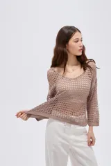 Sweater de algodón color beige, tejido calado, holgado, con escote en V y mangas 3/4.