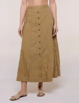 Falda midi evasé de algodón color negro, con tiro alto, pretina con elástico posterior, abotonadura frontal con botones carey y bolsillos laterales.