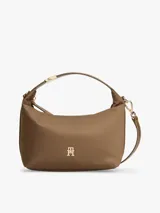 Cartera crossover Tommy Hilfiger de nailon brillante en color marrón. Presenta un diseño versátil con asa superior corta y correa cruzada extraíble, cierre de cremallera y el monograma TH metálico en la parte frontal.