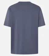 Remera de corte boxy con cuello redondo y mangas cortas. Confeccionada en algodón, presenta un diseño minimalista sin estampas con sisa caída.