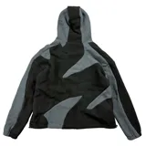 Campera con capucha confeccionada en tejido tipo polar, con diseño de bloques de color en tonos negro y gris oscuro. Presenta cierre frontal completo y ajuste regular.