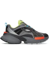 Championes Under Armour modelo Arc 96, con diseño inspirado en el estilo retro de los años 90. Presentan una parte superior de malla técnica con superposiciones de cuero y paneles laterales translúcidos. Incorporan tecnología de amortiguación UA HOVR de doble densidad en la mediasuela para mayor reactividad y comodidad, junto con una suela de goma resistente para tracción.