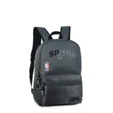 Mochila gris con detalles en negro, con el logo de la NBA y el nombre del equipo San Antonio Spurs.