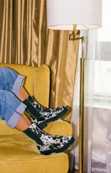 Bota tipo chelsea de cuero acharolado negro, con elásticos laterales y suela track dentada.