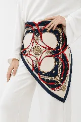 Pañuelo cuadrado de seda con estampado de cadenas, cinturones rojos y motivos florales sobre fondo azul marino y crema.