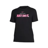 Remera negra de algodón con cuello redondo y mangas cortas. Estampado frontal con el logo de Nike y la frase "Basketball is music. Just do it." en color rosa.