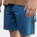 Bermuda de jean azul con bolsillos laterales y traseros, y presilla para herramientas en la pierna derecha.