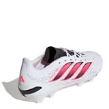 Championes de fútbol Adidas Predator League FG, color blanco con diseño texturizado, lengüeta y detalles en negro, y las clásicas tres tiras laterales en degradé fucsia y negro. Incorporan tecnología Nanostrike+ y tapones fijos para terreno firme.