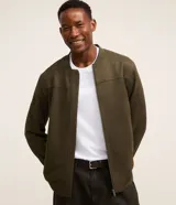 Chaqueta bomber masculina de color verde militar, confeccionada en poliéster con un toque de elastano, diseño liso, cuello mao y cierre frontal de cremallera.