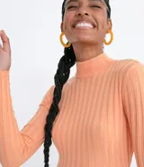 Polera color camel de punto acanalado, con cuello alto y mangas largas.