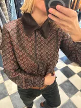 Camisa de brocato con estampado de margaritas color chocolate.