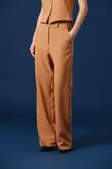 Pantalon de vestir color bordó, de corte recto y pierna ancha con caída fluida. Presenta cintura alta y cierre frontal oculto.