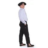 Pantalón de vestir azul marino, de corte recto, con bolsillos laterales y traseros. Se ajusta a la cintura con cinturón de cuero marrón. Tiene un cierre con botones en el tobillo.