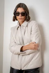 Campera de cuero azul con acabado gastado, diseño acolchado con costuras en forma de rombos, cierre frontal completo y bolsillos laterales.