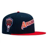 Gorro New Era 59FIFTY del equipo de béisbol Arizona Diamondbacks, color azul con visera roja. Presenta el logo del equipo bordado en el frente y un parche conmemorativo del año inaugural en el lateral.
