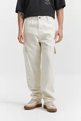 Jean cargo negro de tiro medio, con pasacinto, bolsillos laterales y bolsillos cargo con solapa en los muslos.