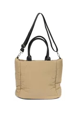 Bolso tipo tote bag color negro, con diseño acolchado y asas de mano. Incluye una correa ajustable y desmontable para llevar al hombro o cruzado. Cuenta con un bolsillo frontal con cierre y un compartimento principal también con cierre.