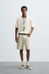 Polo de punto de corte regular fit, confeccionado en una mezcla de algodón y lyocell. Presenta cuello de solapa con cierre frontal de botones, manga corta y acabados en rib en puños y bajo.
