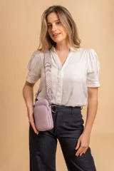 Bandolera compacta color rojo con textura de cuero, correa regulable y desmontable con diseño de rayas rojas y blancas. Cuenta con bolsillos frontales y cierre, interior forrado en tela.